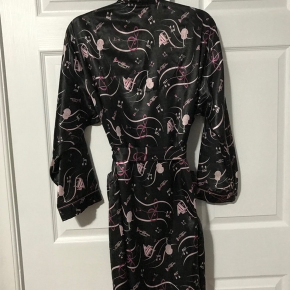 SATIN MUSICAL THEMED ROBE - Picture 4 of 6